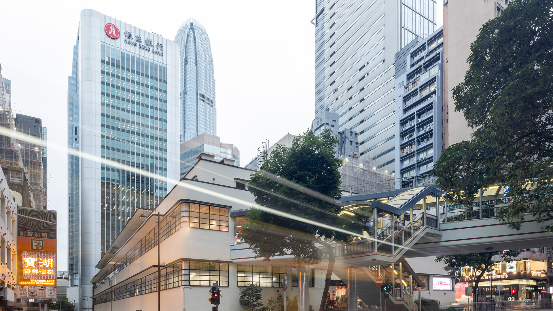 中环闹巿中的公共空间，是社区居民的好去处。