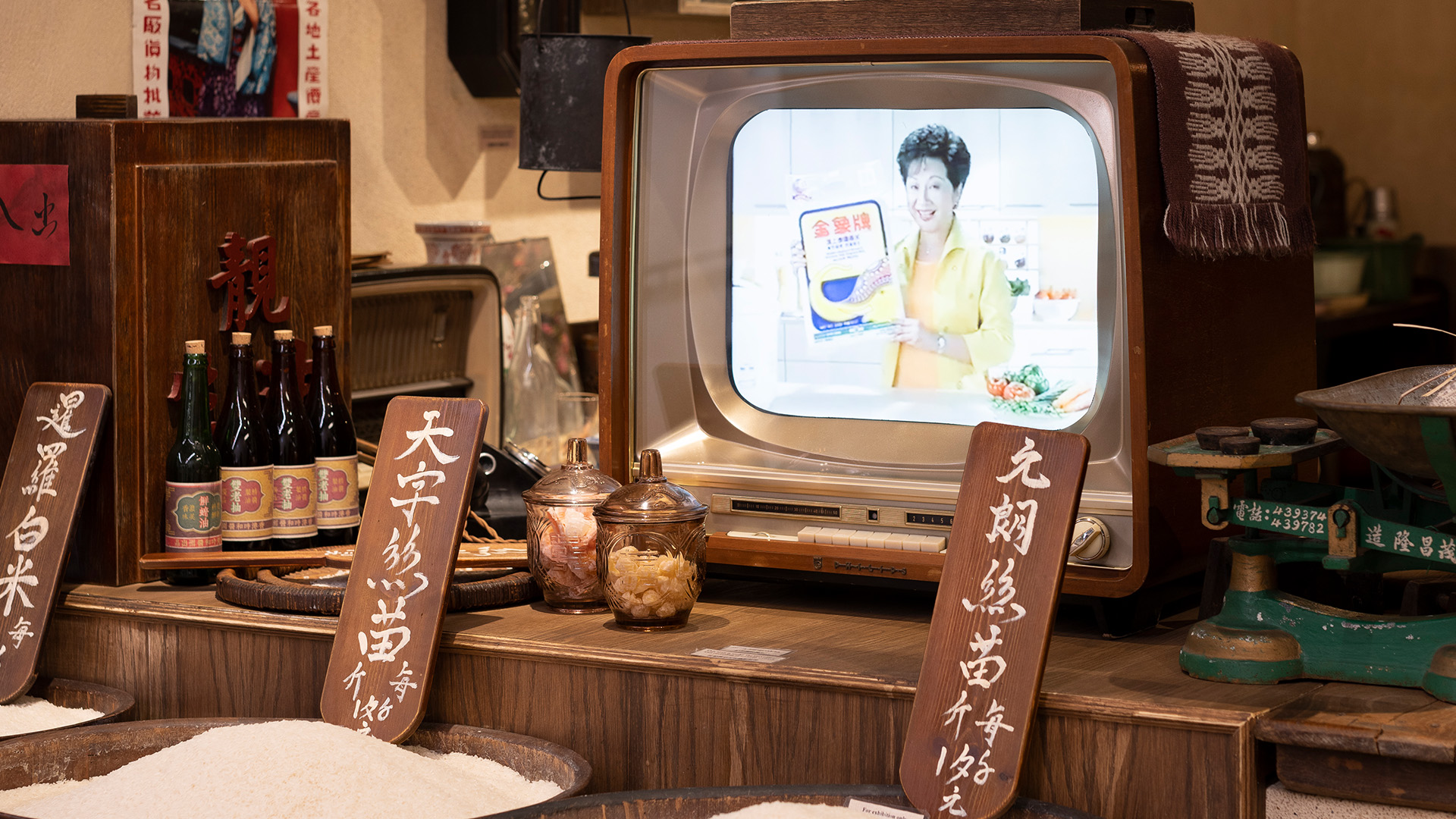 怀旧装饰遍布中环街巿每个角落
