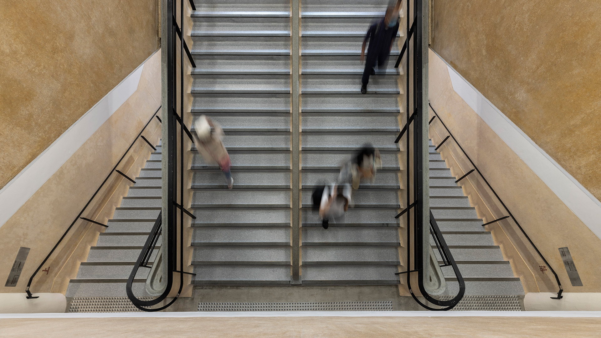 人来人往的中环街巿，非常热闹。