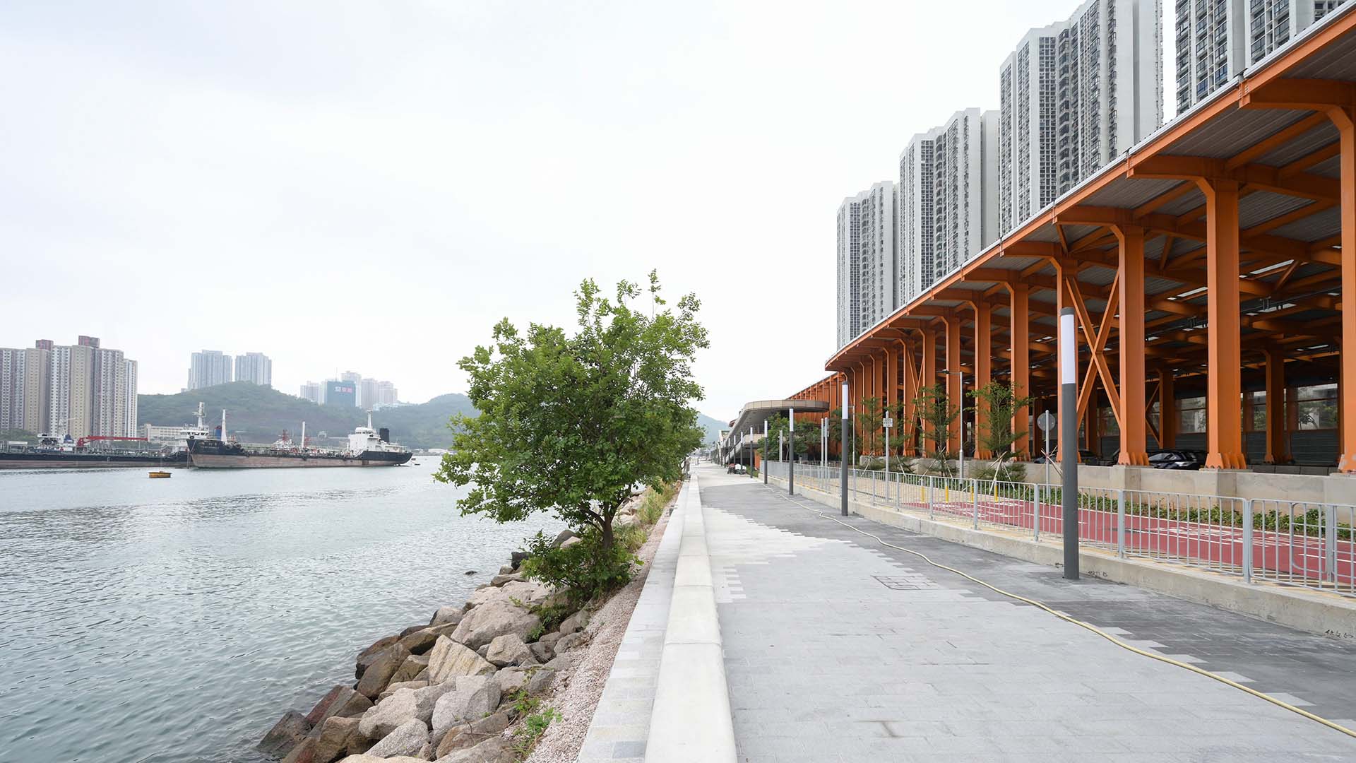 游人可在荃湾海滨长廊的不同路段享受无栏杆遮挡的海滨和迷人日落美景。