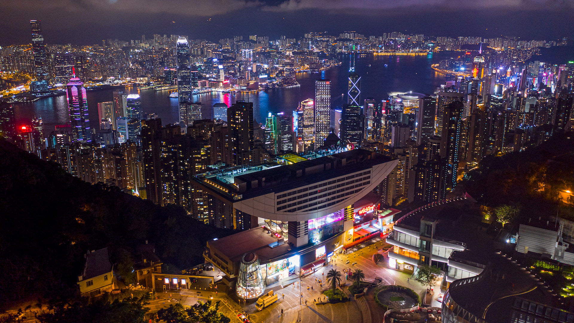 从香港太平山顶俯瞰维港迷人夜景