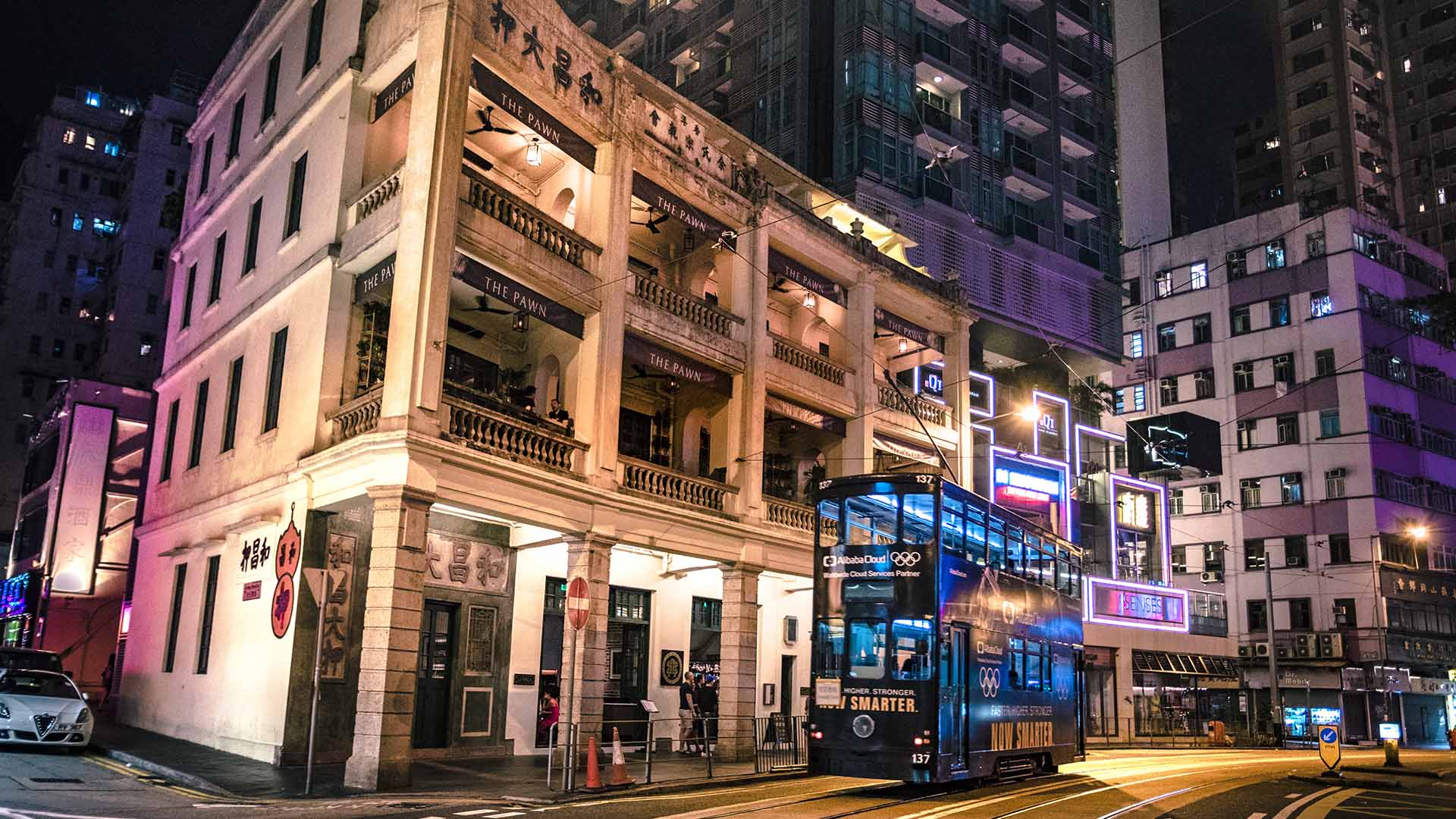 夜晚时分，一辆香港双层电车，在湾仔和昌大押前驶过。