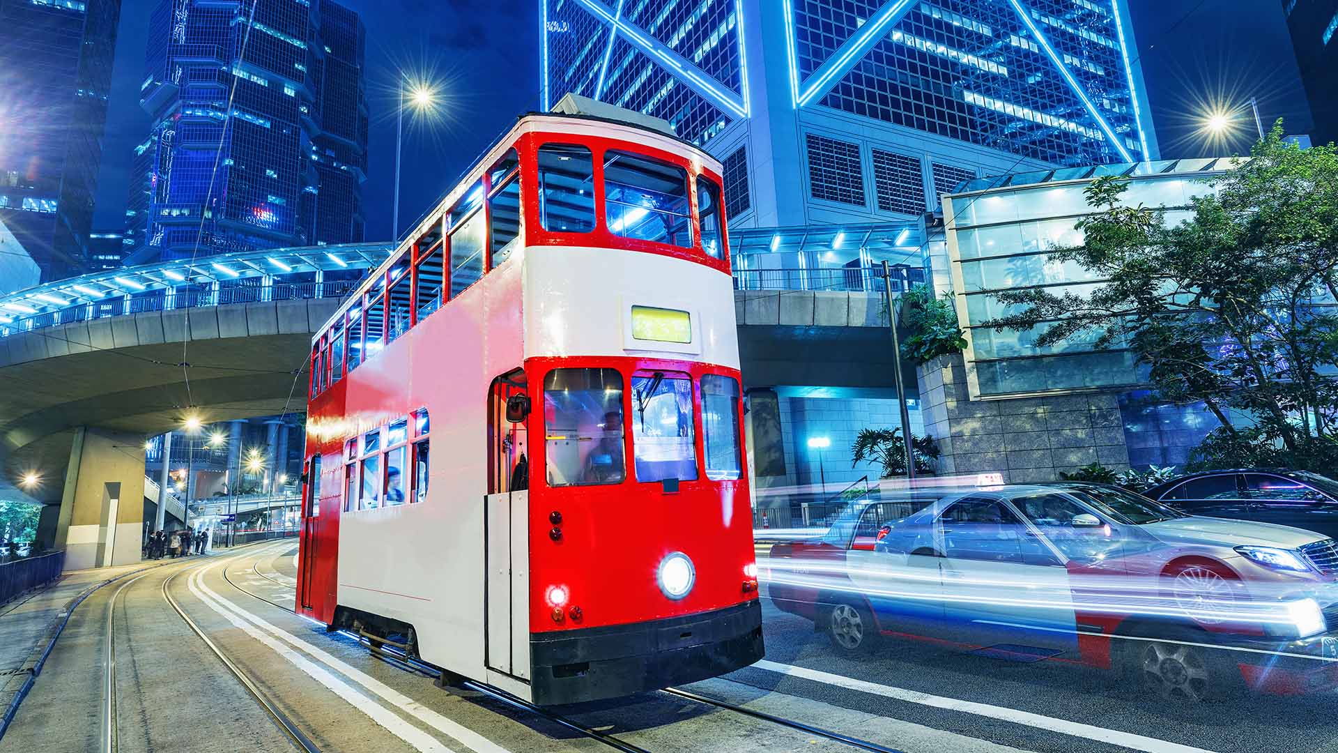 香港电车在繁忙的市区穿梭。