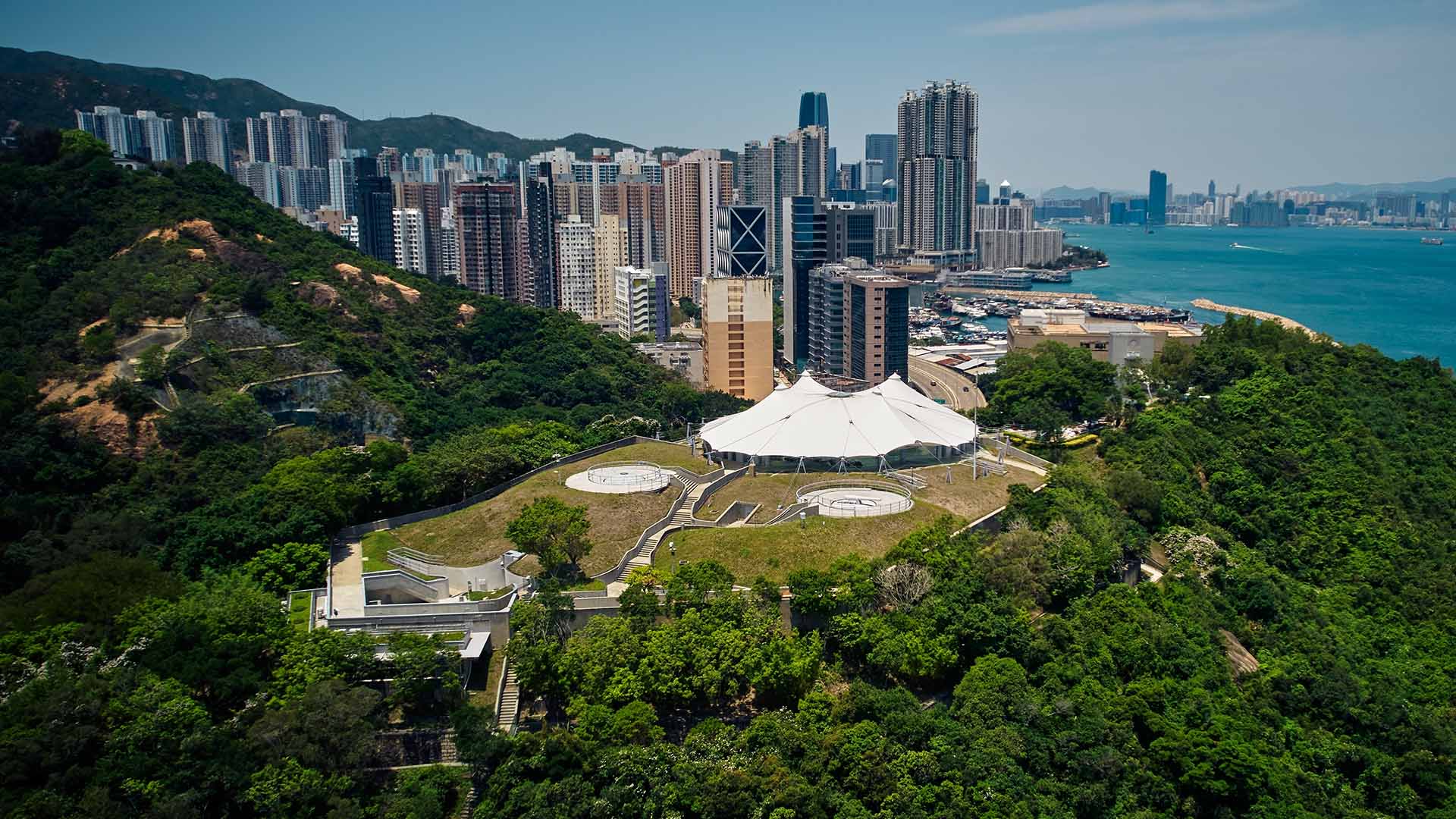 香港抗战及海防博物馆坐落于鲤鱼门海峡的岬角上。