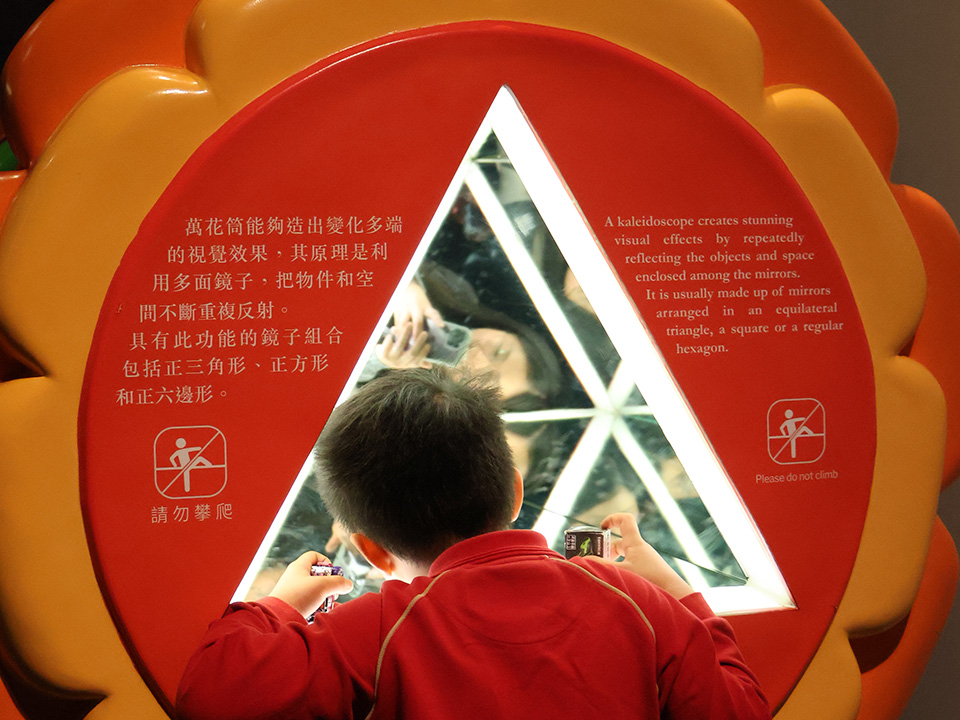 “镜子世界”各种镜子拼接，产生奇特的视觉效果。