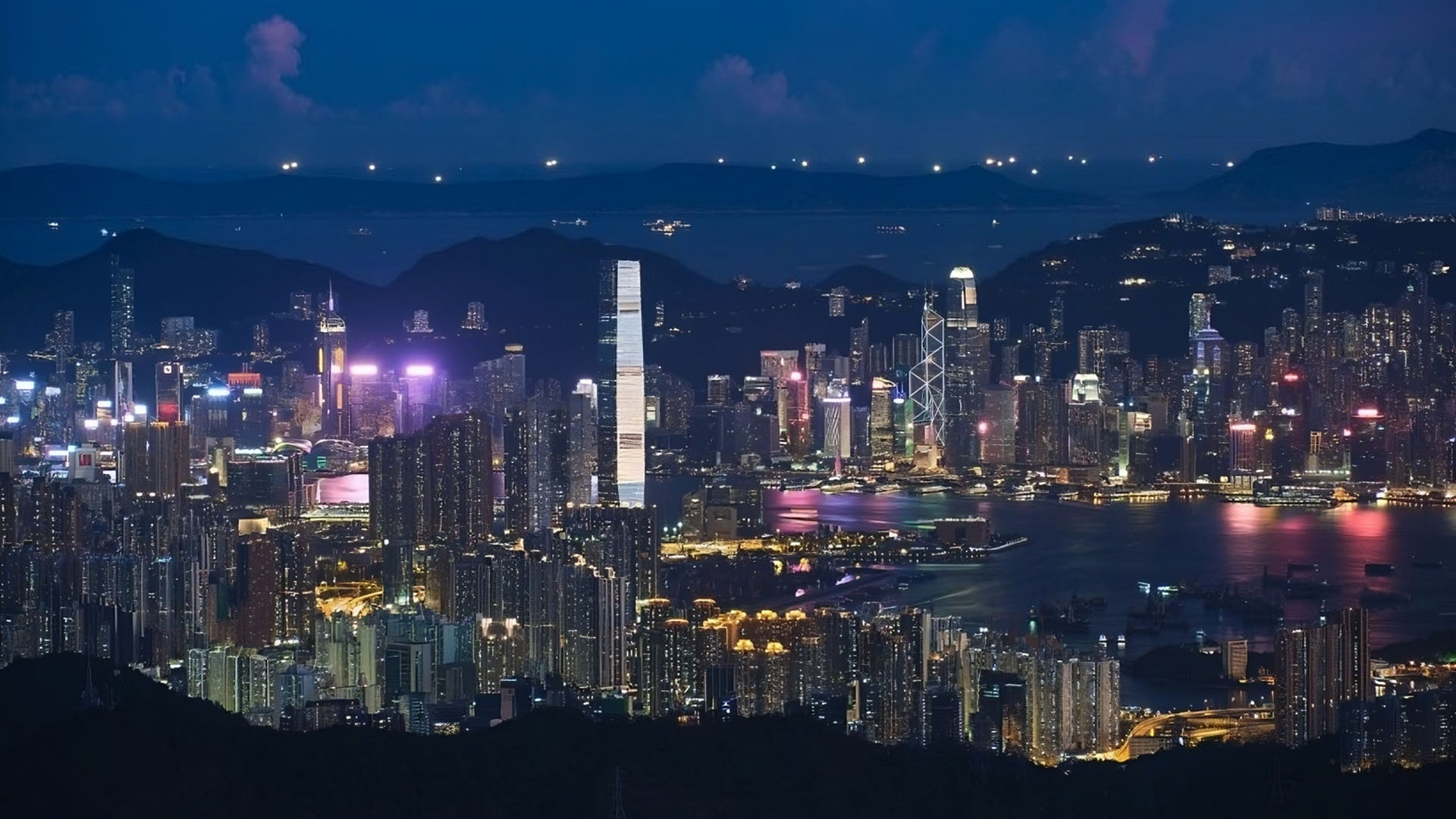 大帽山是香港的最高峰，在山顶香港天际线美景尽收眼底。