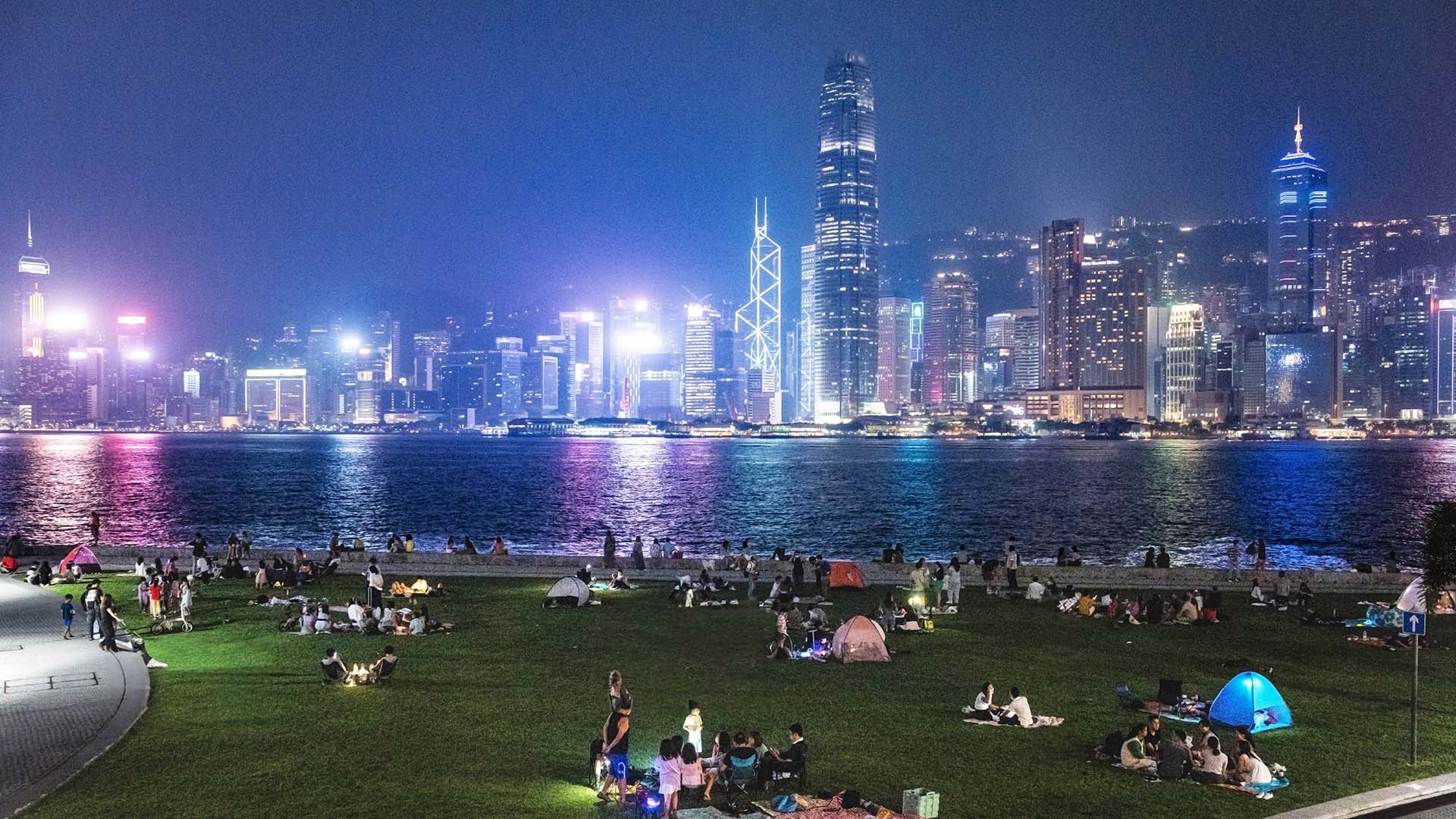 不少人喜欢到西九文化区草地，一边眺望维港及港岛区的夜景，一边野餐。
