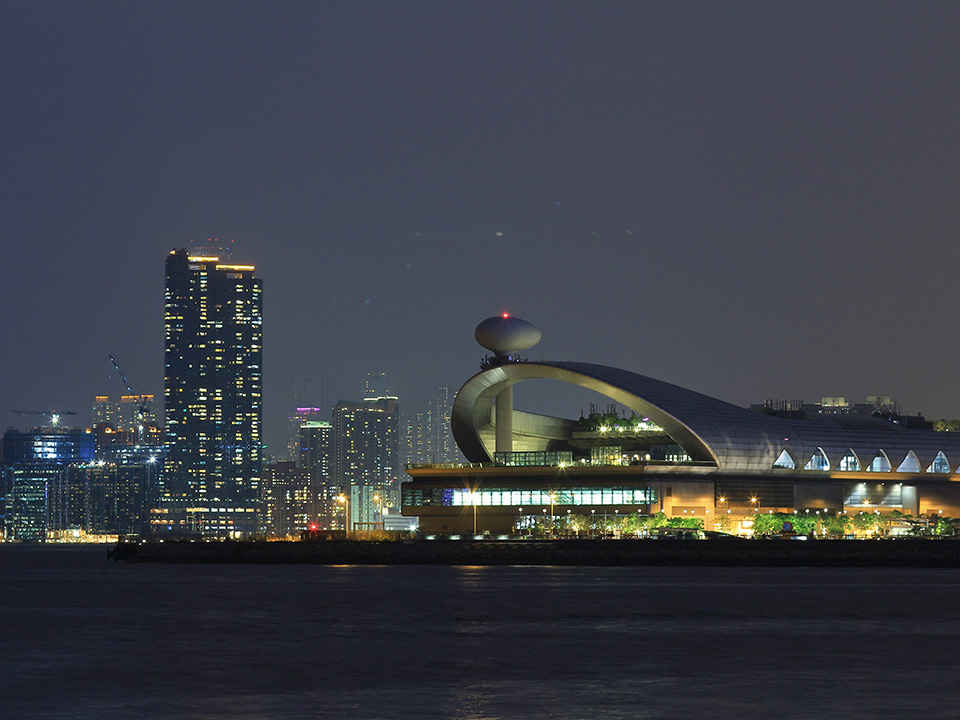 在启德邮轮码头可观赏迷人的维港夜景。 