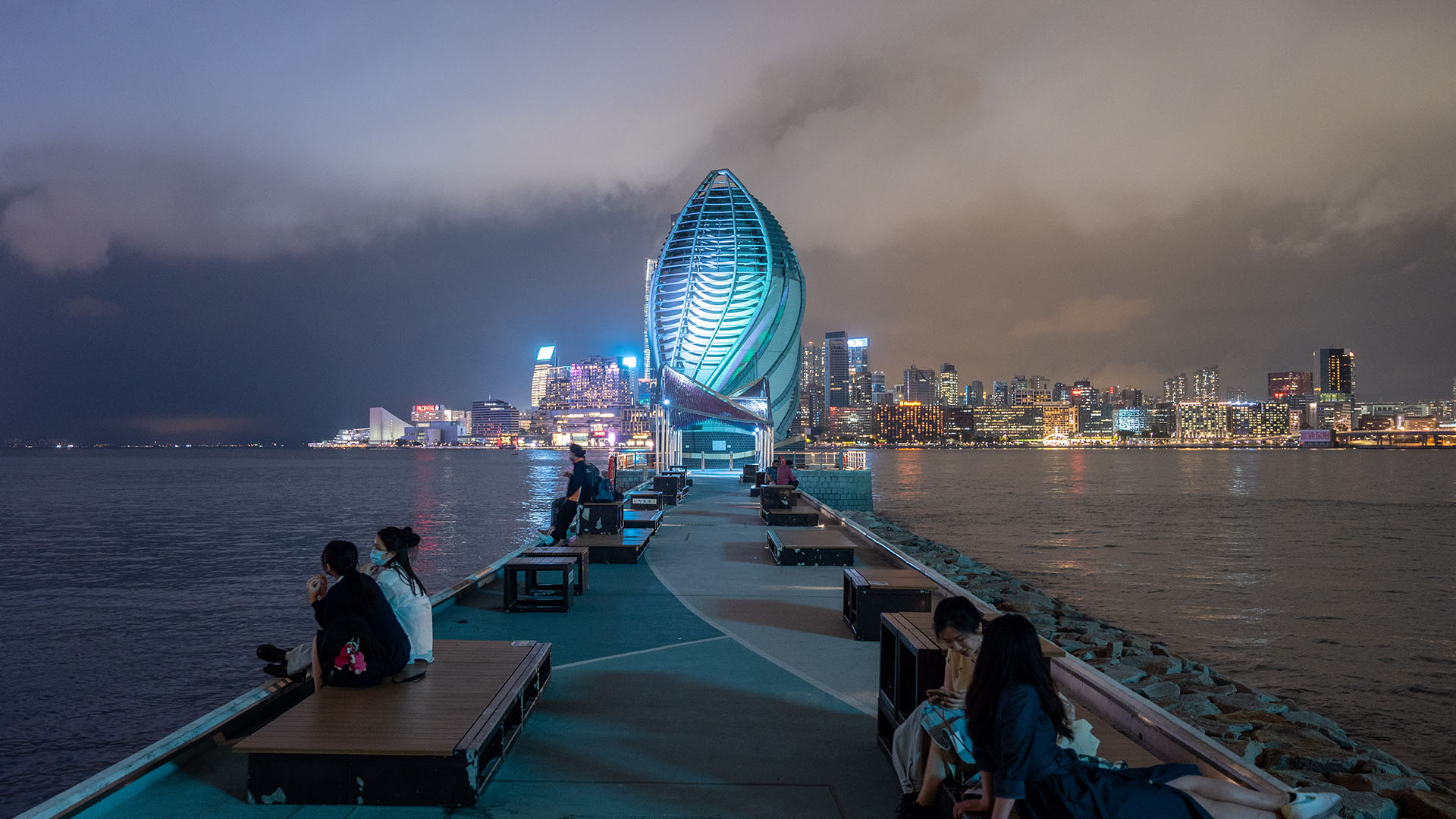 在东岸公园的防波堤末端，有外形独特的中环湾仔绕道东面排风口。 