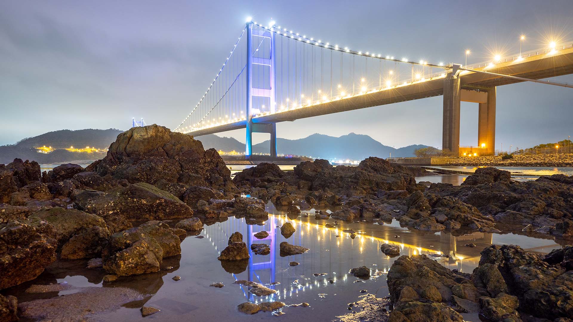 身处马湾东湾泳滩，你可眺望香港青马大桥。