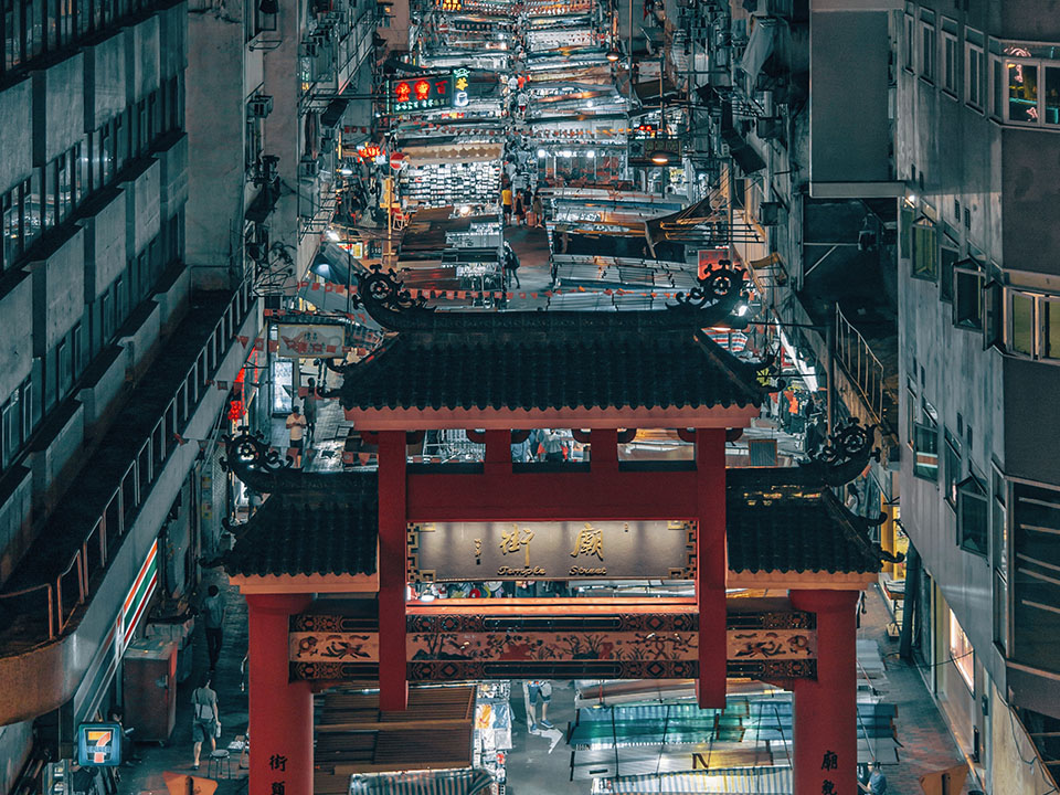 热闹非凡的庙街夜市，是感受香港地道生活的绝佳去处。