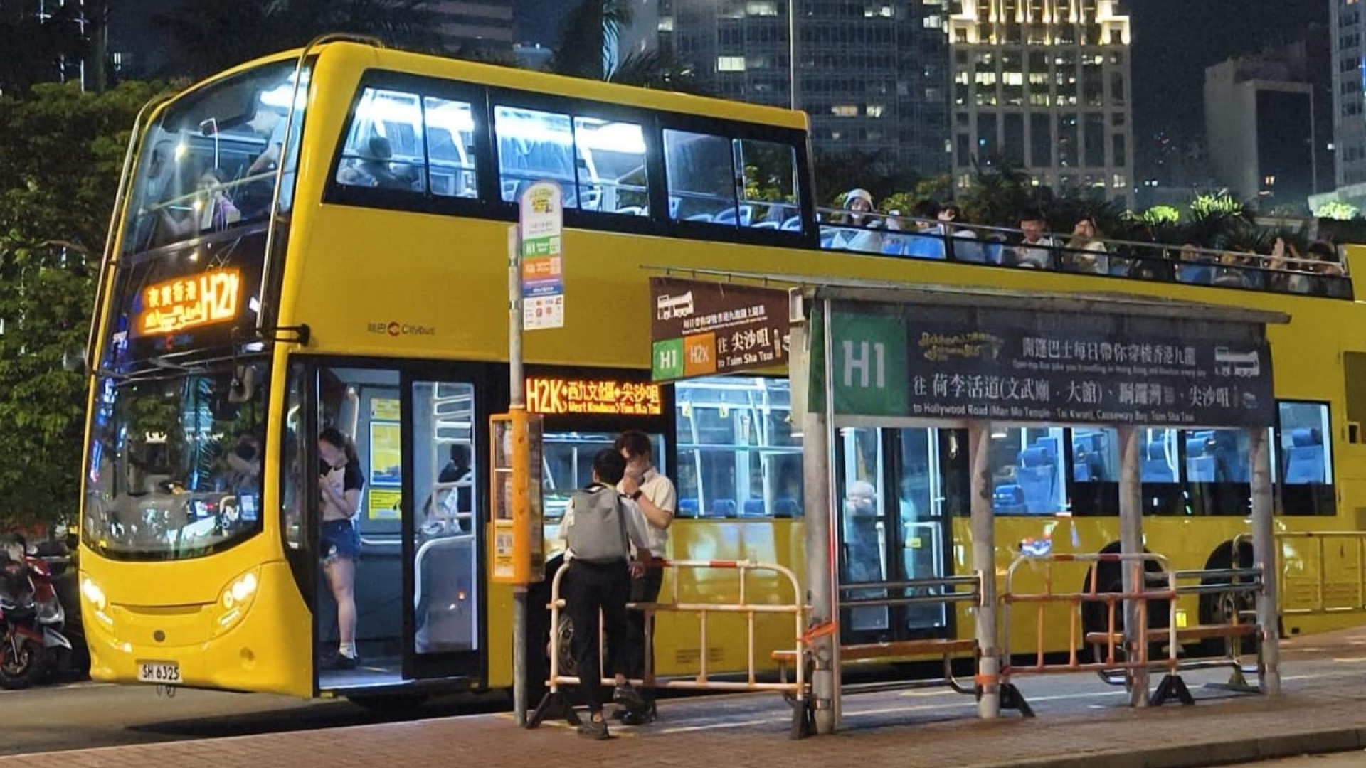 登上敞篷双层巴士，尽览维多利亚港的壮丽美景。
