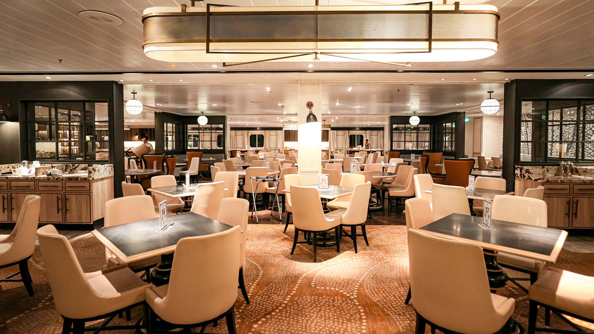 “领航星号”餐厅内部