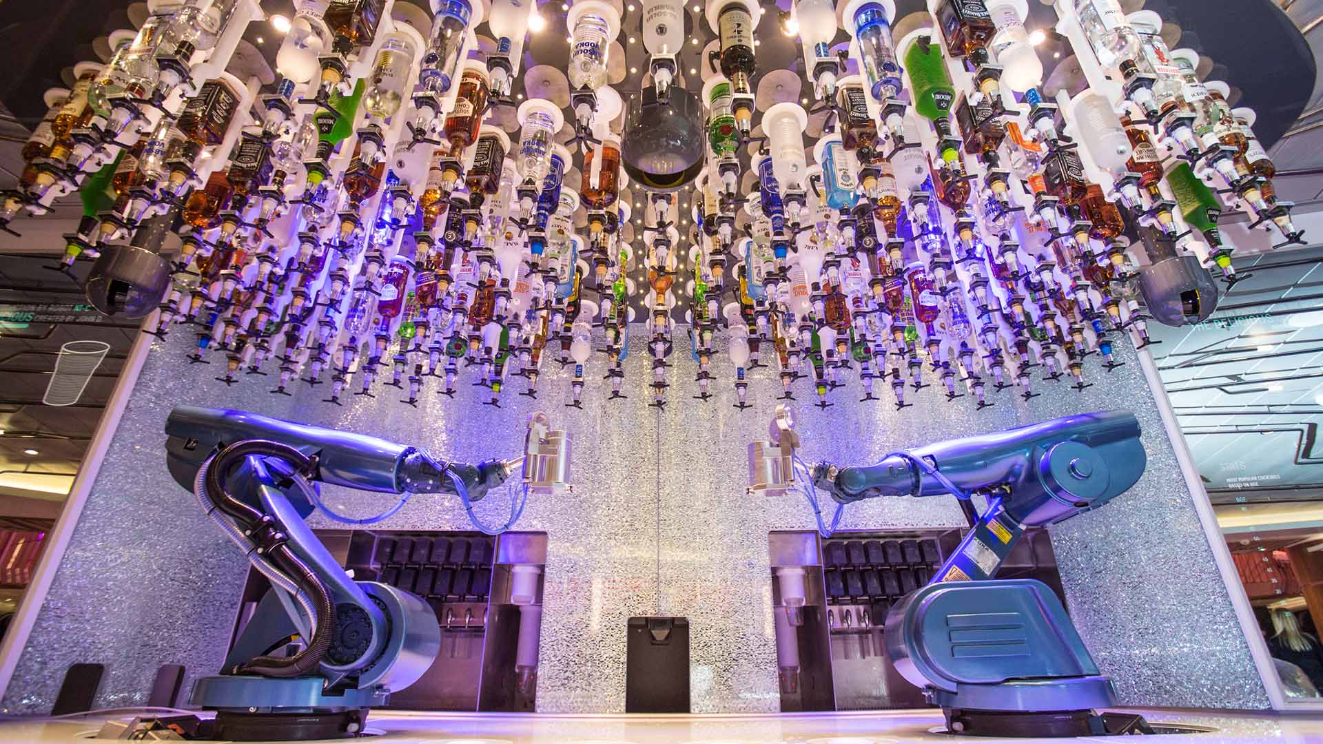 皇家加勒比国际游轮船上挂在天花板的酒瓶