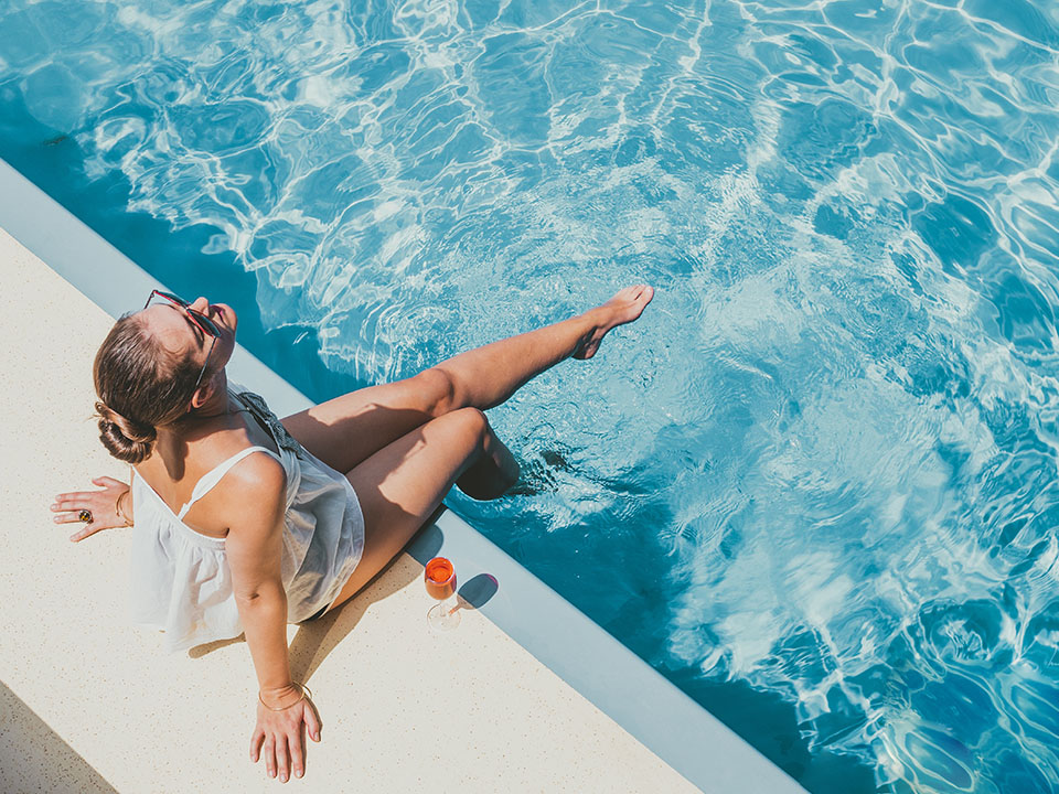 甲板露天游泳池