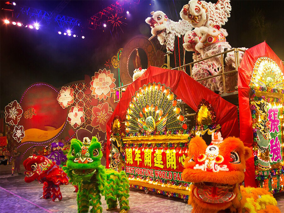 国泰新春国际汇演之夜带来耀眼的花车巡游和传统舞狮表演。 
