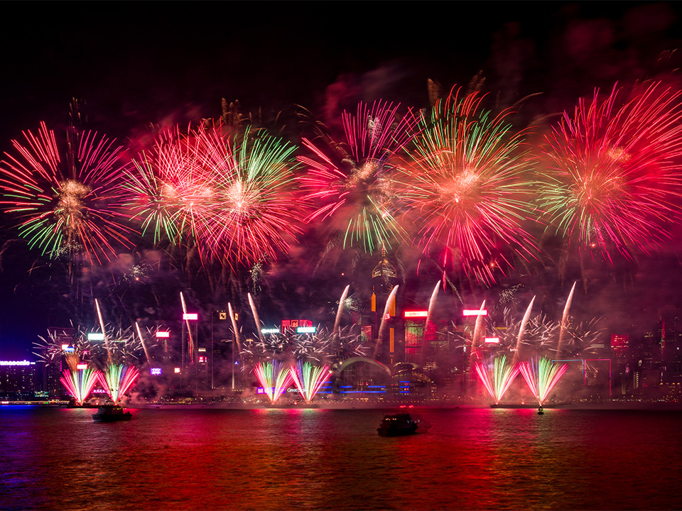 新年烟花壮丽如画，为维多利亚港令人叹为观止的夜景增添了色彩。