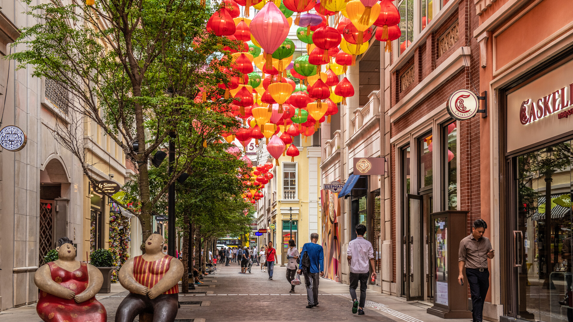 湾仔利东街上挂满色彩丰富的灯笼，充满农历新年的节庆色彩。