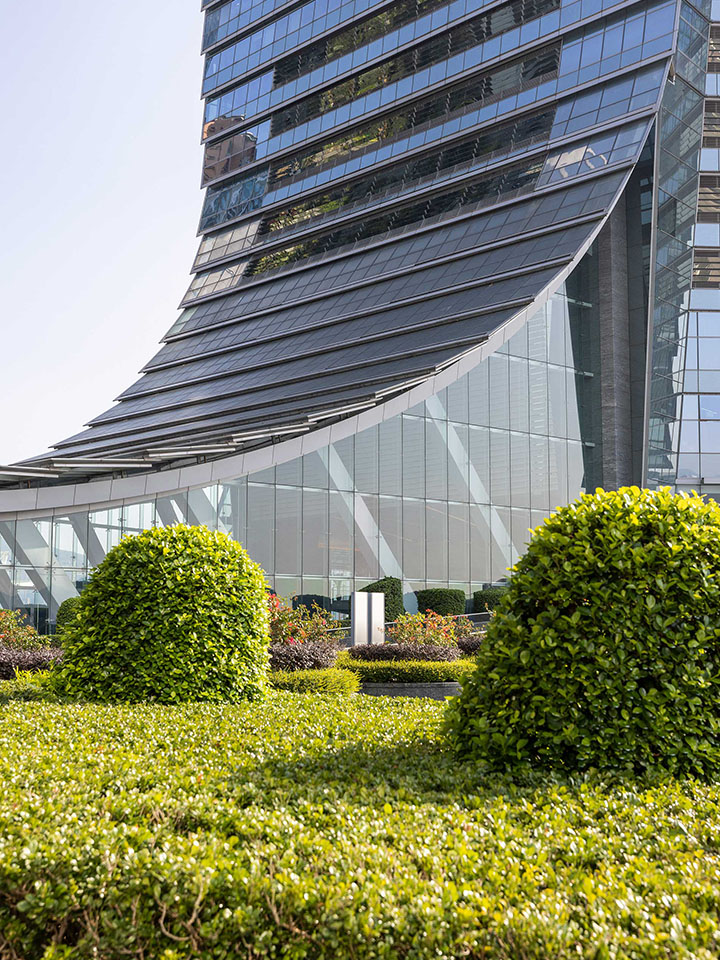 环球贸易广场大楼底座的顶篷恍如一条龙尾。