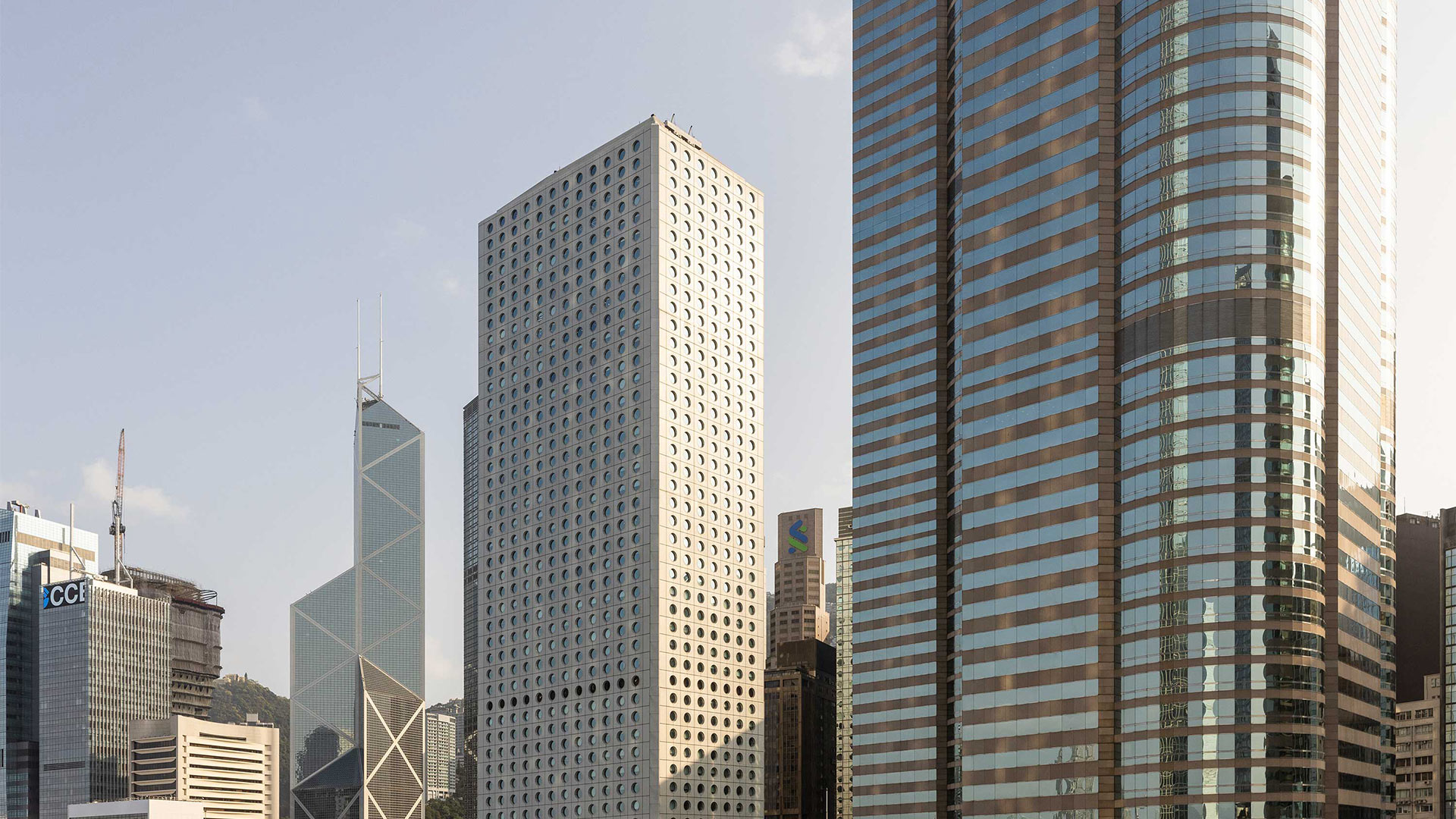 怡和大厦的舷窗式圆形窗户极具代表性。