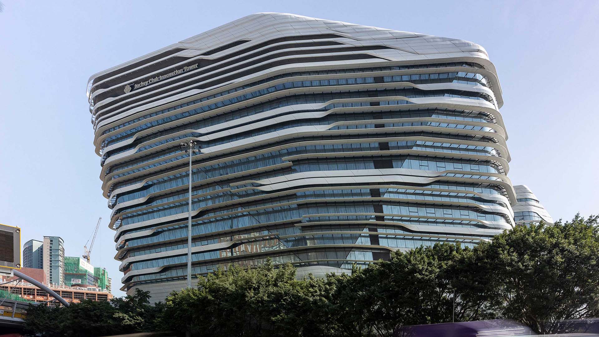 赛马会创新楼蜿蜒有致的层叠式结构酷似一艘太空船。