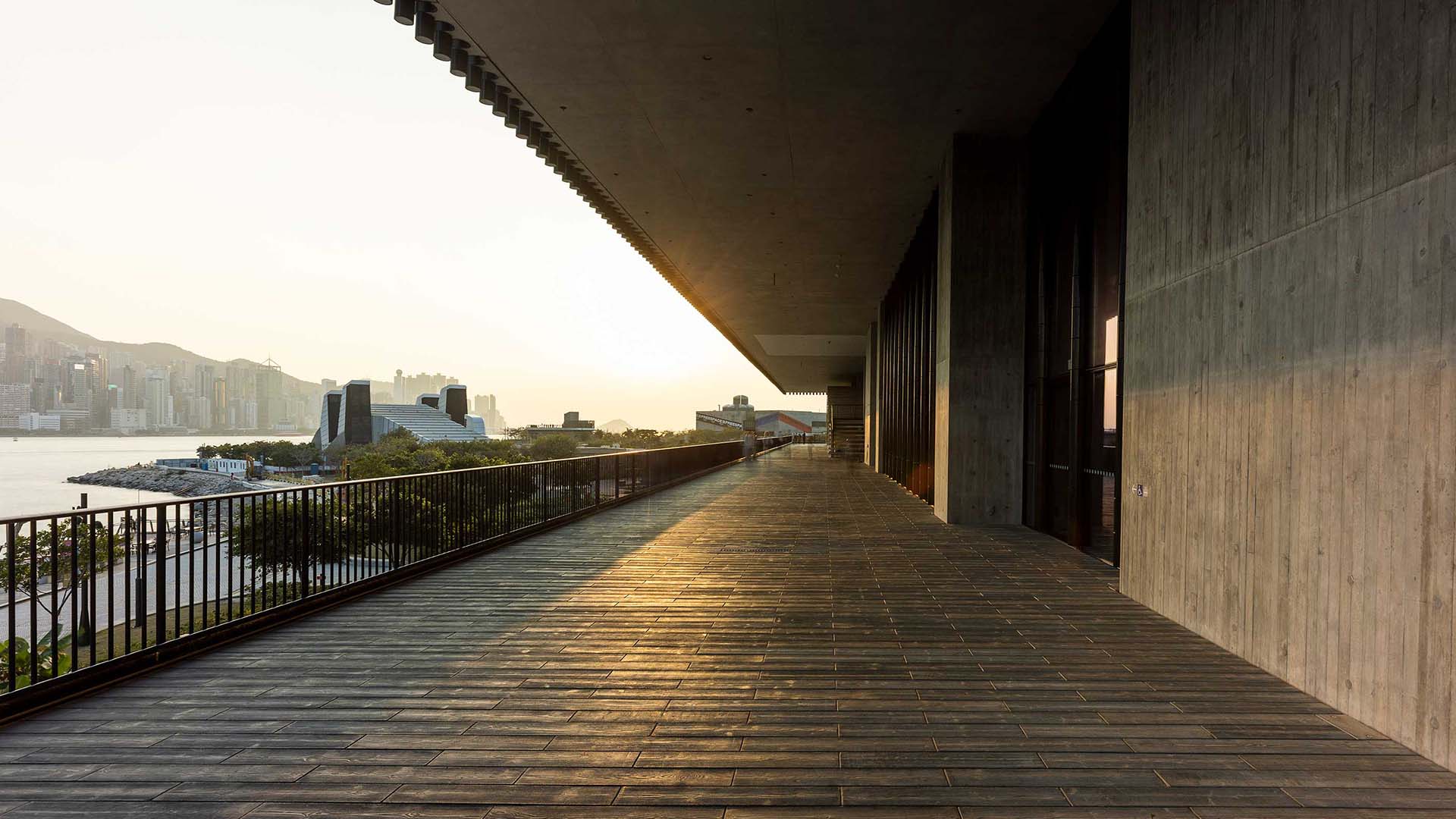 在视觉文化博物馆M+，能把维多利亚港的景致尽收眼底。