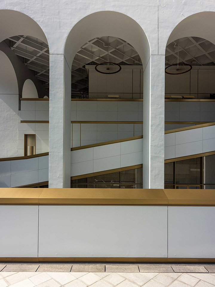 美利酒店地面楼层高逾两层，并设置多道拱门。