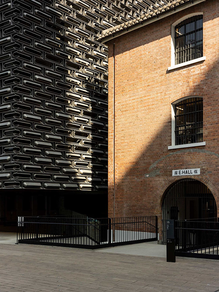 外型时尚的赛马会艺坊与大馆其他建筑构成鲜明的视觉对比。