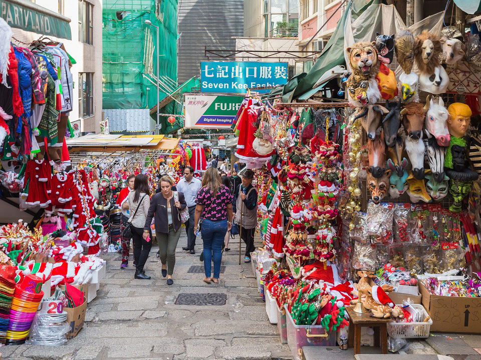 在砵甸乍街能买到五花八门的圣诞服装和饰品