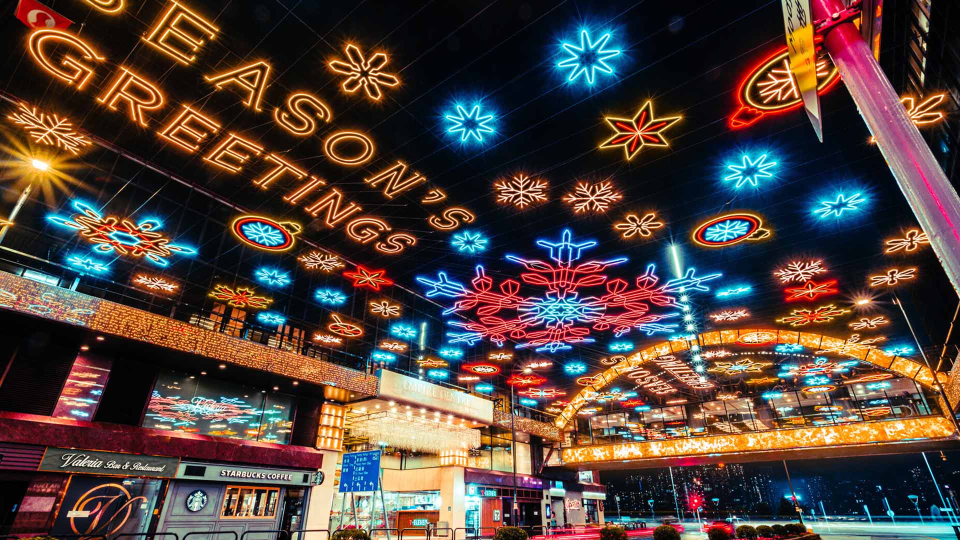 户外圣诞灯饰照亮尖东夜景