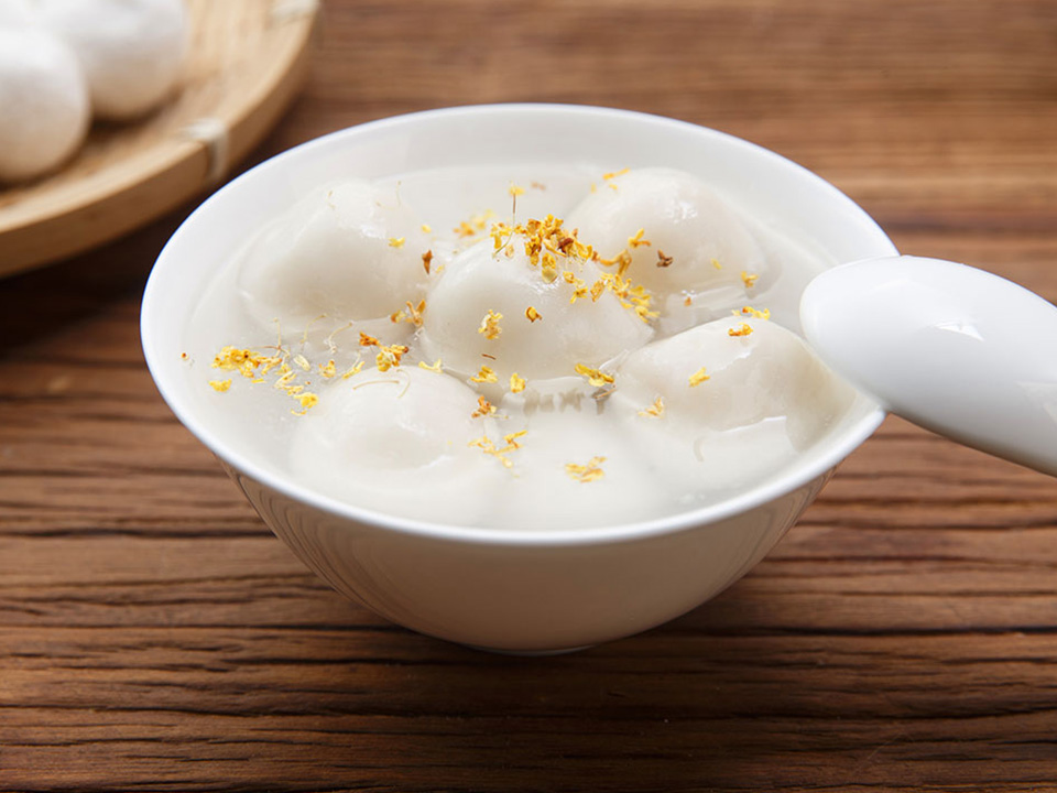 元宵节一家人齐聚吃元宵，寓意团团圆圆。