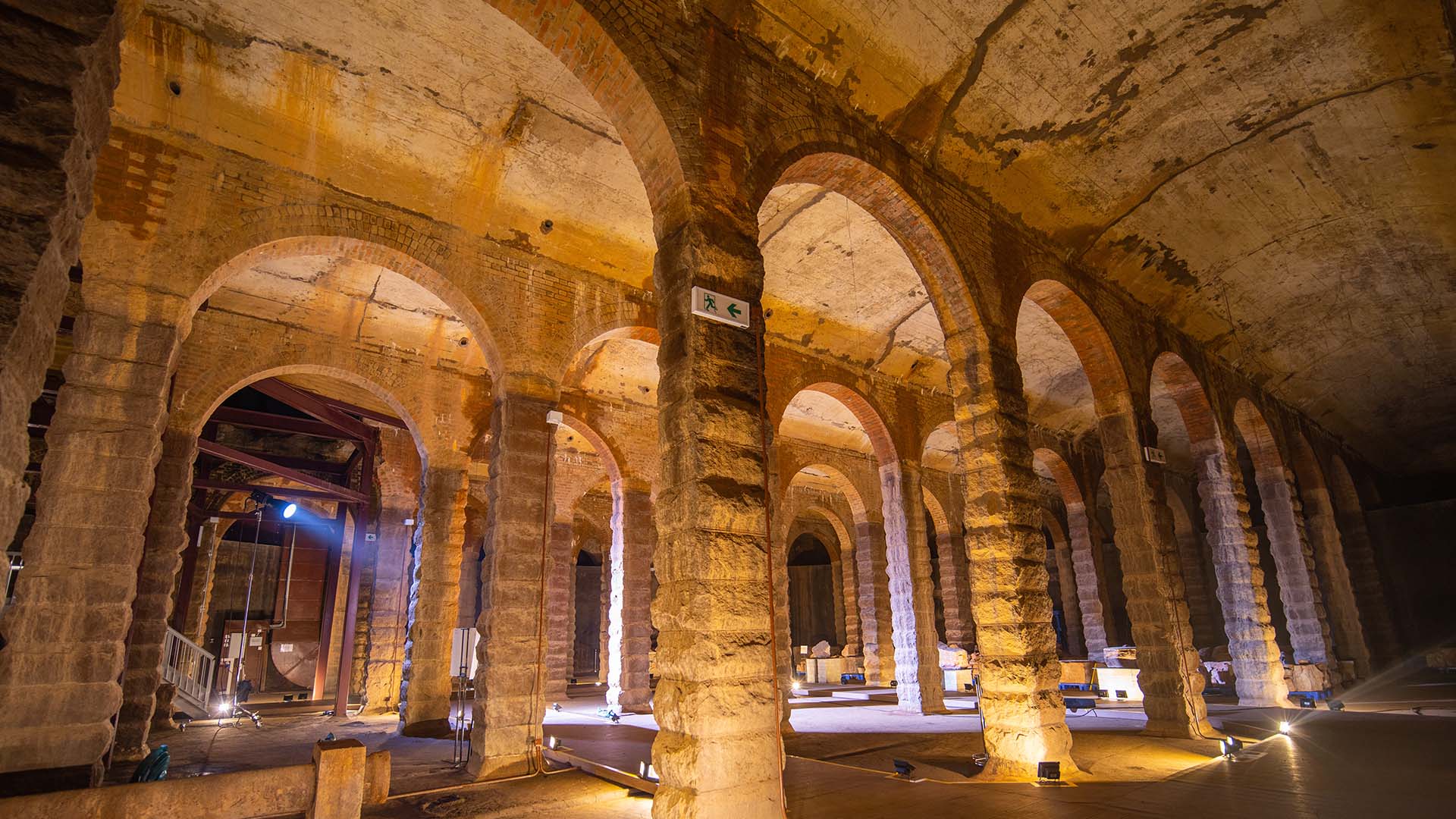 前深水埗配水库的石柱与红砖拱券。