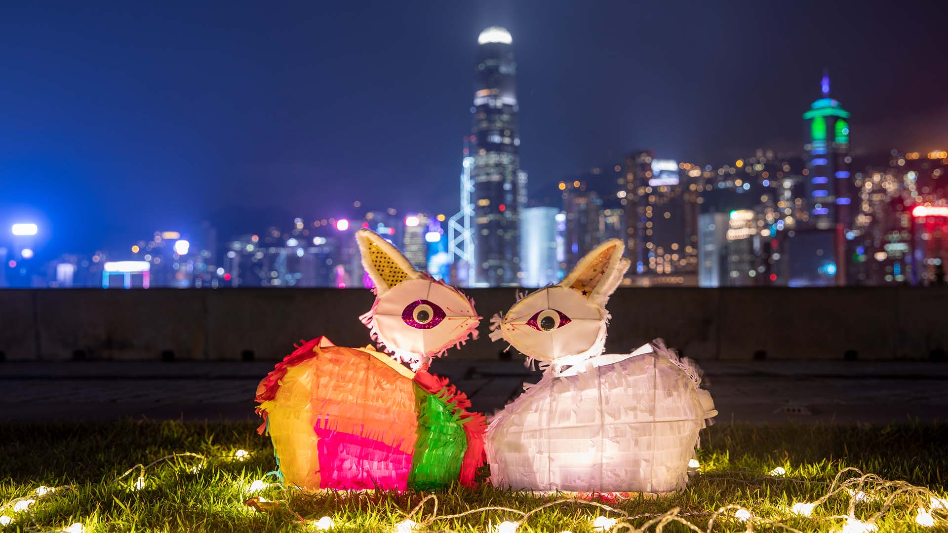 兔子造型的传统灯笼是最经典的款式之一。