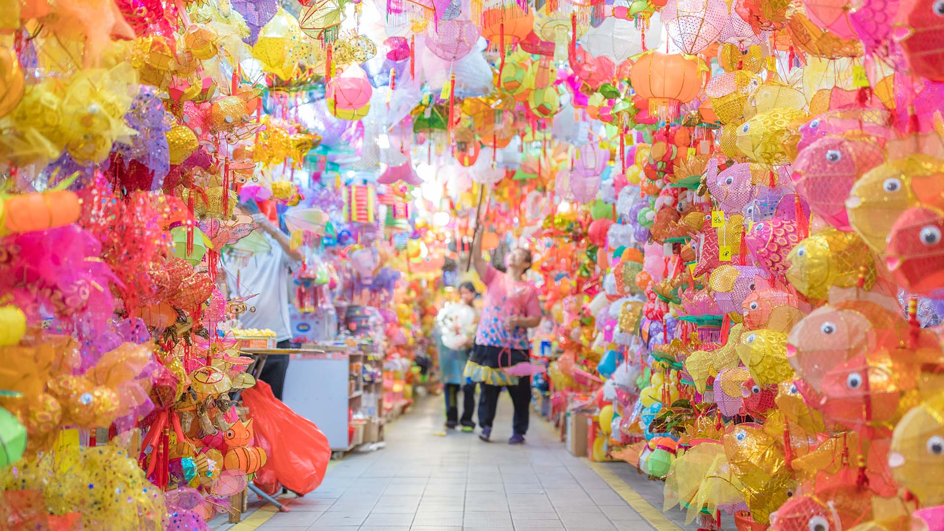 中秋节在香港时常见到遍布各处的灯笼装饰。