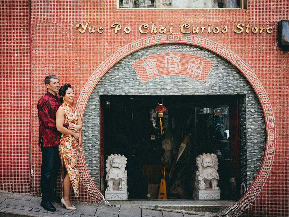 一对情侣在著名的上环裕宝斋古玩店外相拥合照。