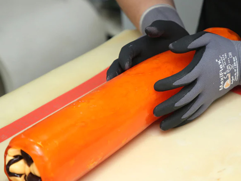 卷成条状的橙色手工糖果。