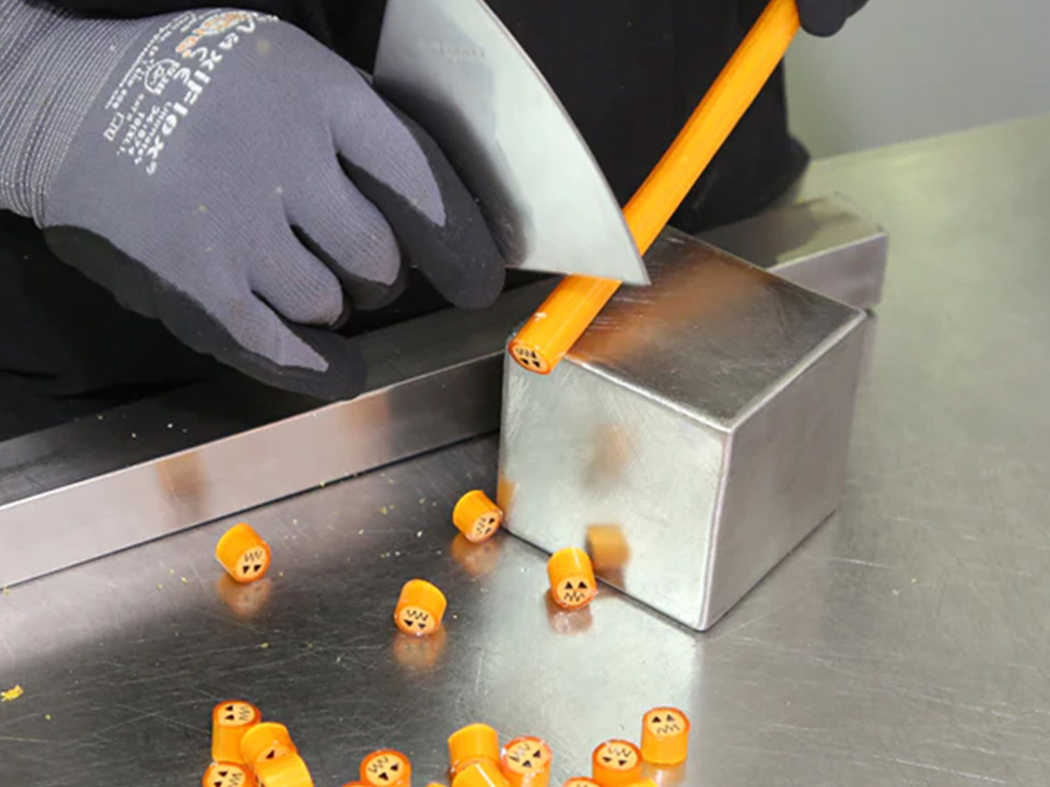 一颗颗橙色手工糖果制作完成。