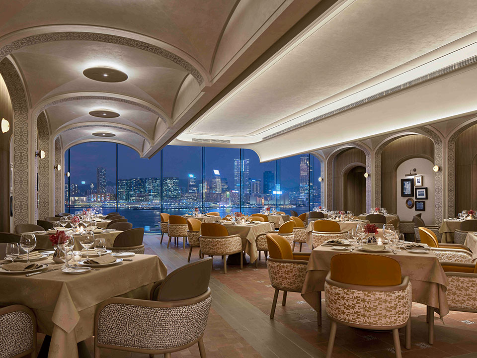 位于帝苑酒店内的知名食府Sabatini与壮丽维港海景。