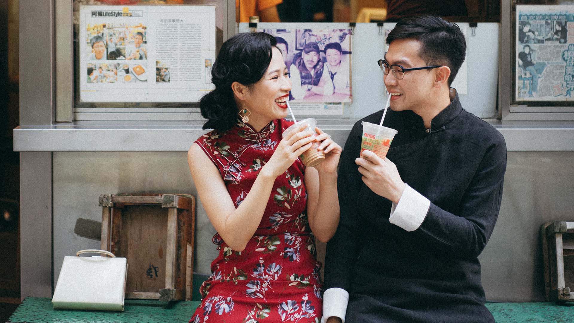 一对情侣身穿传统服饰在大排档前对望