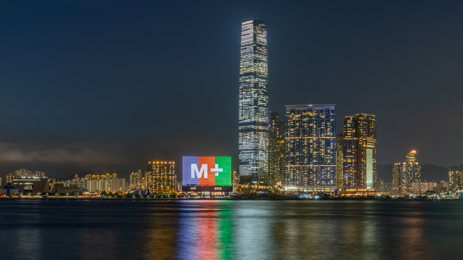 M+大楼的M+幕墙，以独特LED设计而成，为香港夜景增添别样色彩。