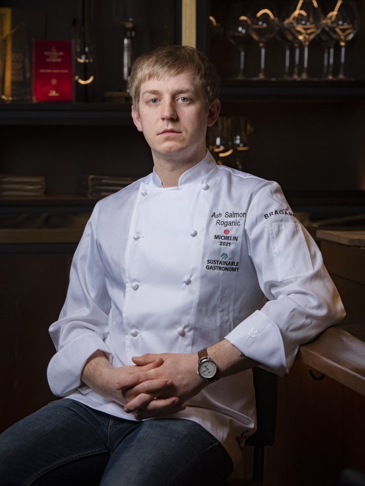 Roganic 和 Aulis餐厅主厨Ashley Salmon推荐香港的高级餐厅，带来精致菜肴。