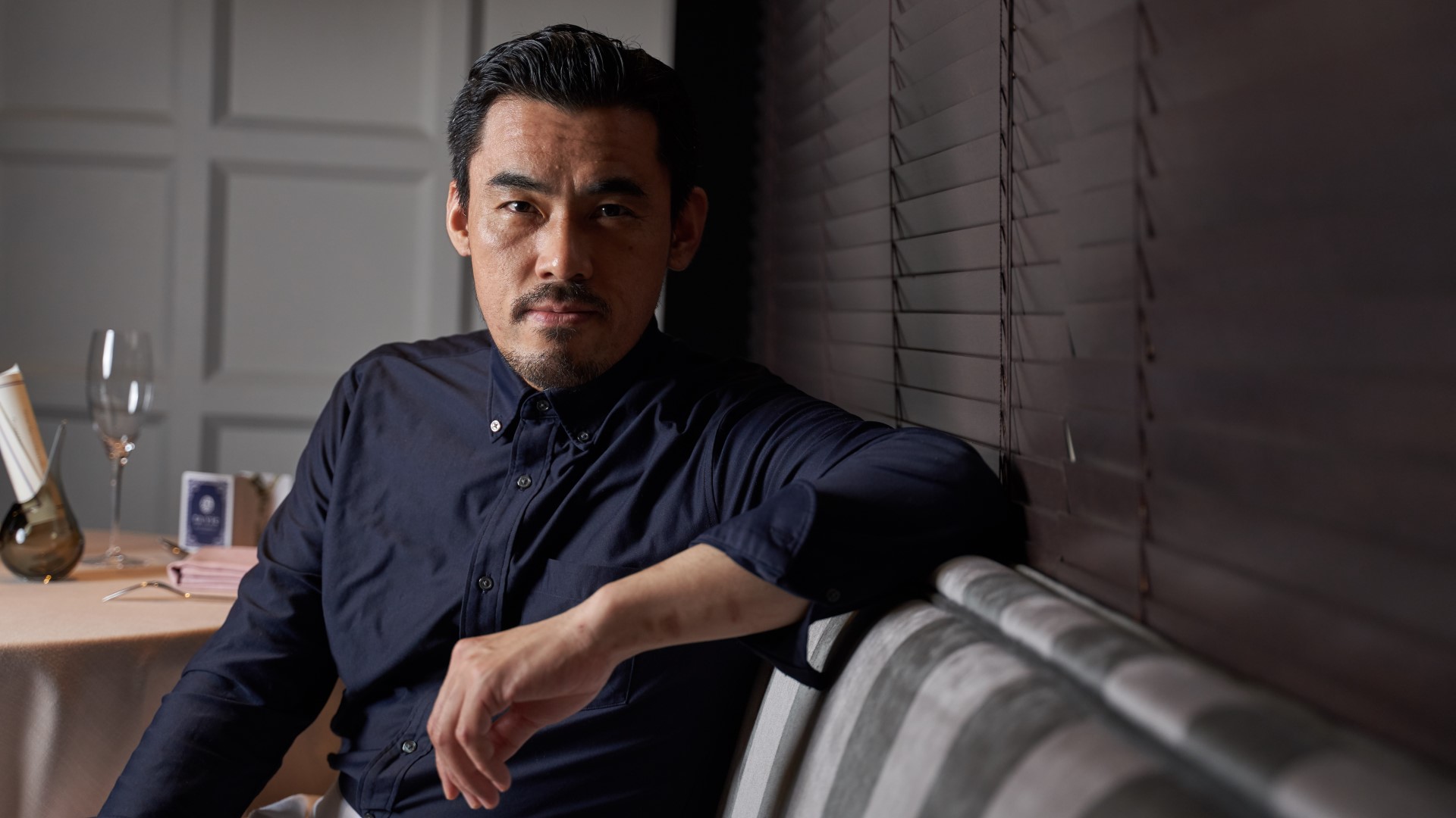 在香港这个美食天堂，各式各样的餐厅林立。跟着香港名厨寻找他们最喜爱的餐厅，必定能够满足你的味蕾。