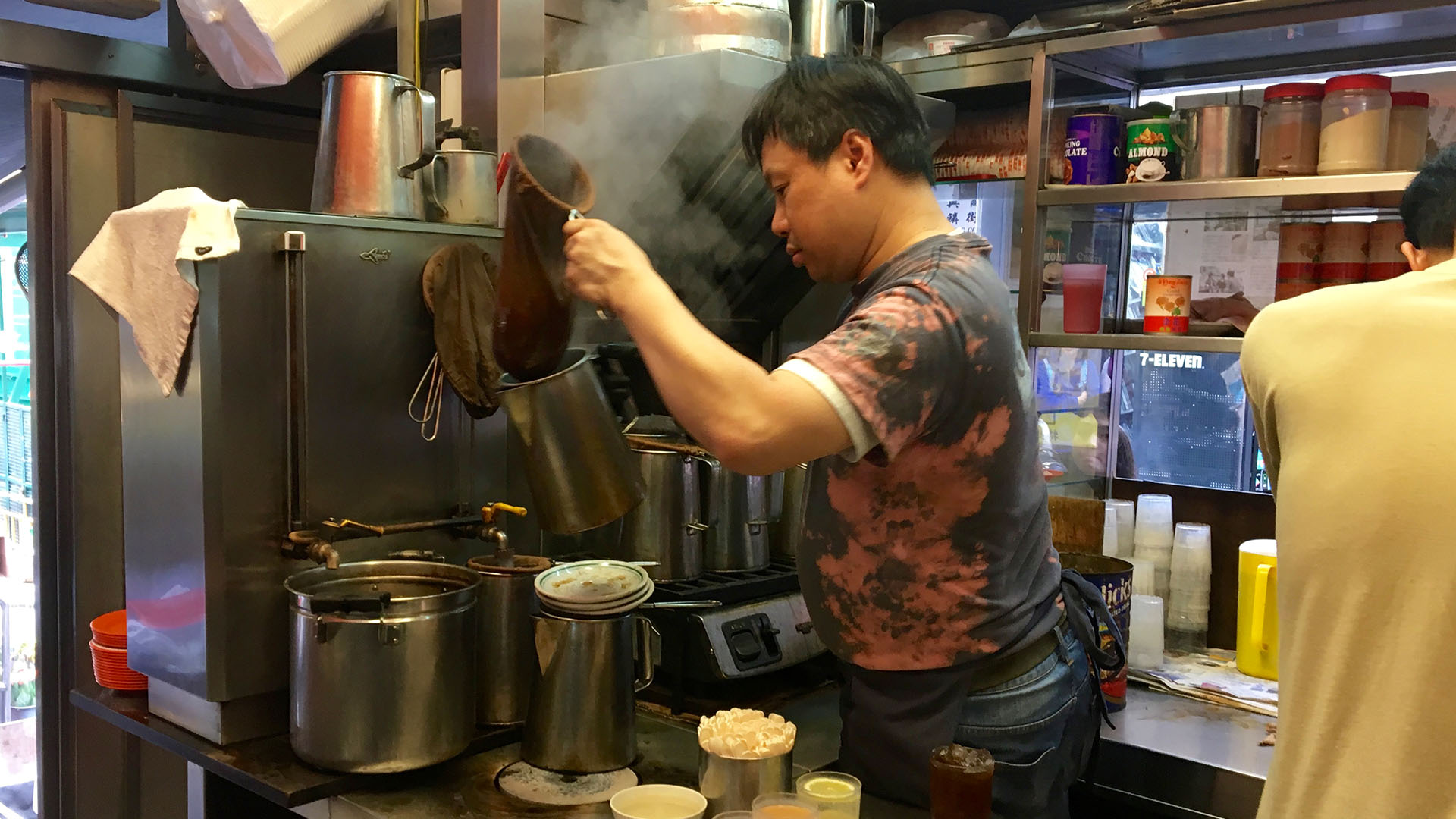 茶餐厅员工正在制作港式奶茶。