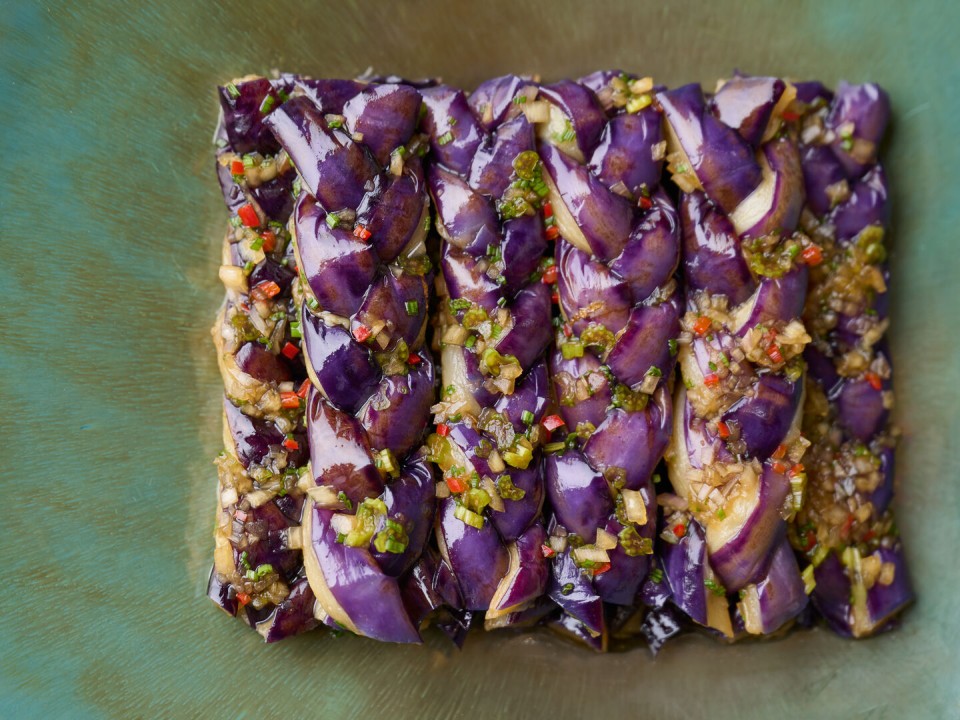 永的烟熏茄子佐自家制酸汁。