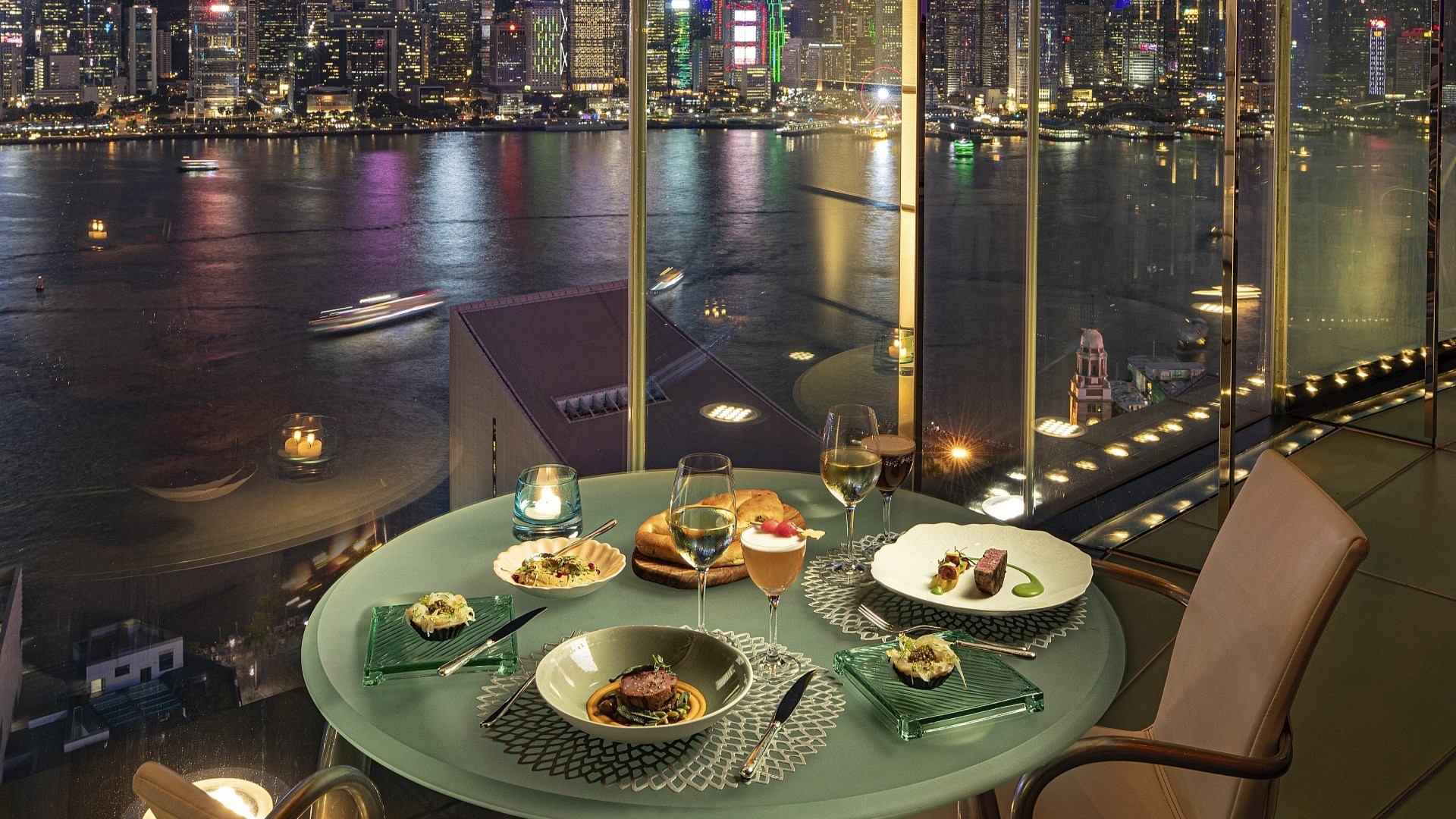 在香港的醉人夜景下用餐。