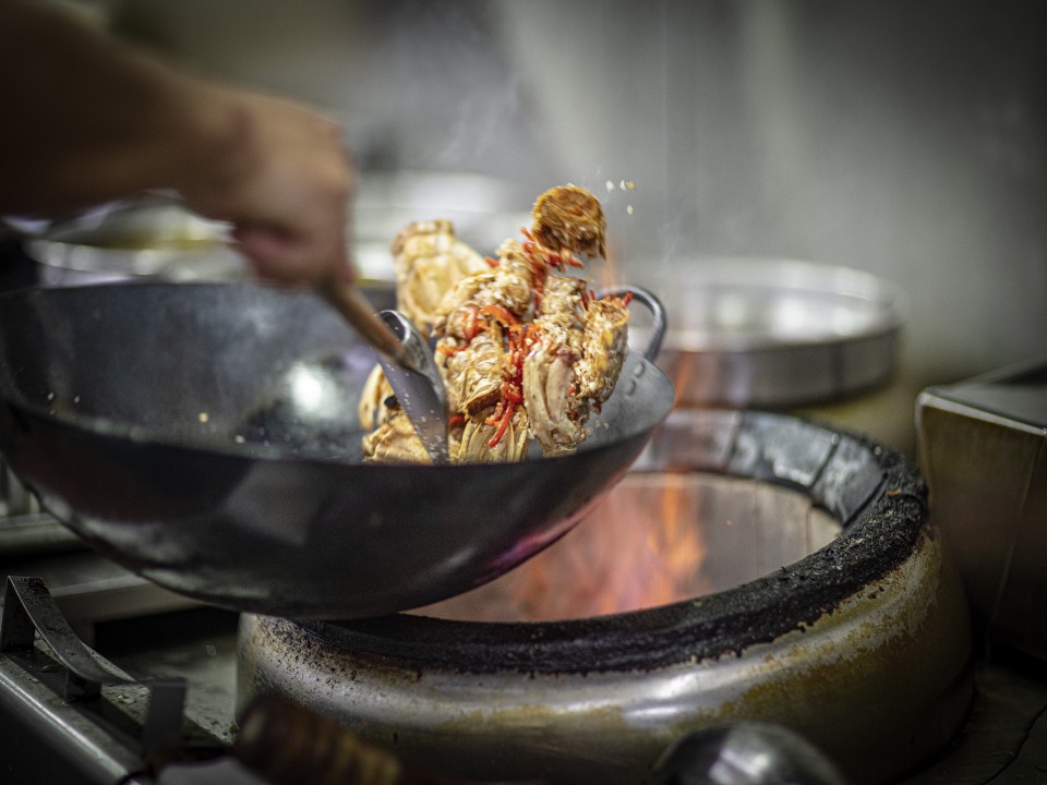 猛火爆炒海鲜菜式。