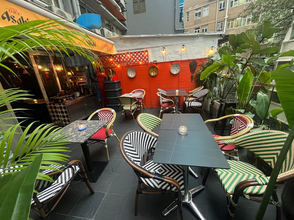 Sahara Lounge的露天用餐区