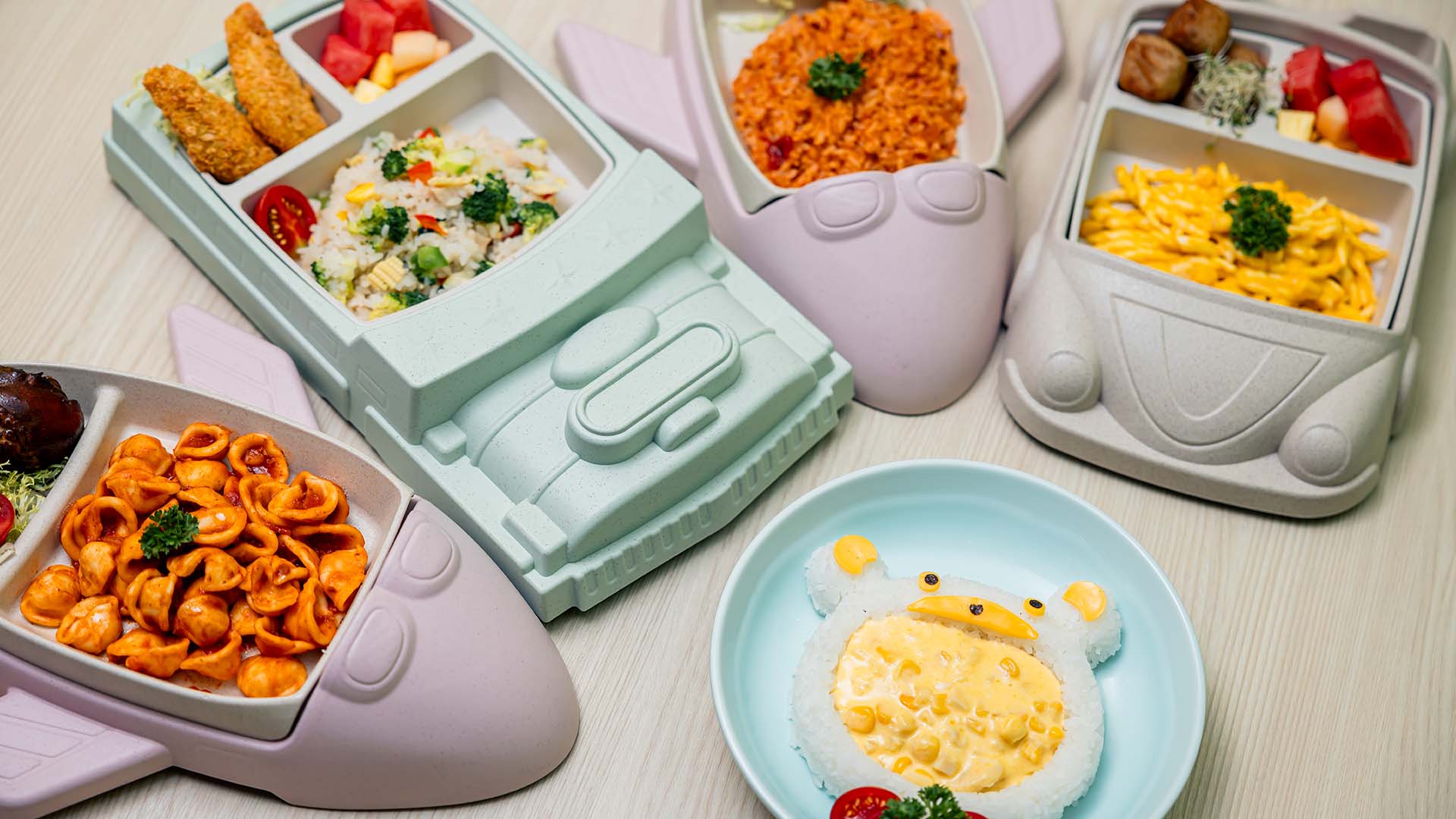 一间本地家庭及儿童友好餐厅，使用汽车形状的餐具盛放菜肴。