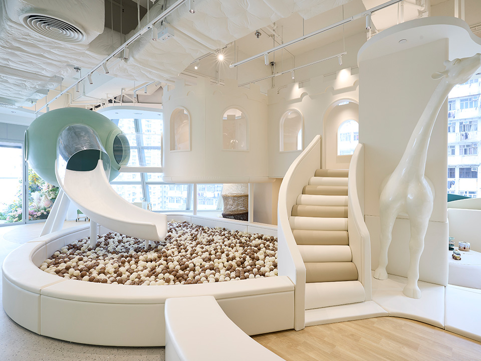 Jello & Mellow白褐相间的游乐区，设有滑梯和球坑。