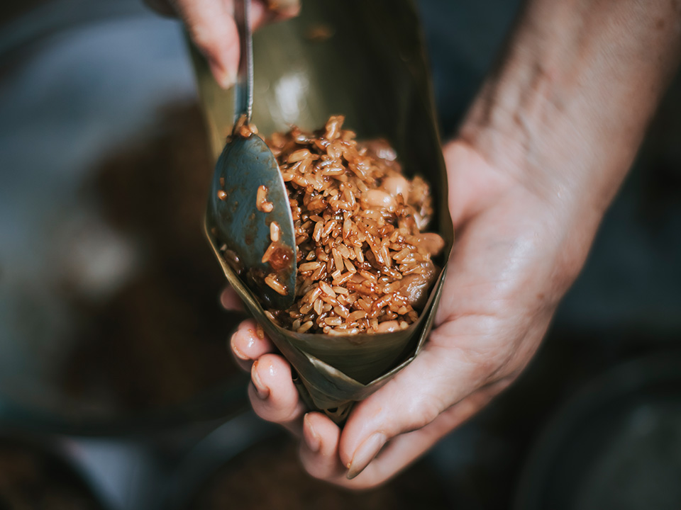 上海粽子采用经生抽和老抽腌制的糯米制成。